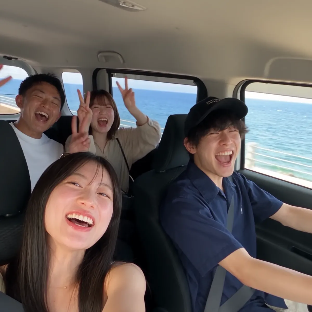 海沿いをドライブする男女4人